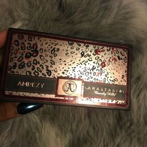 Amrezy eyeshadow palette